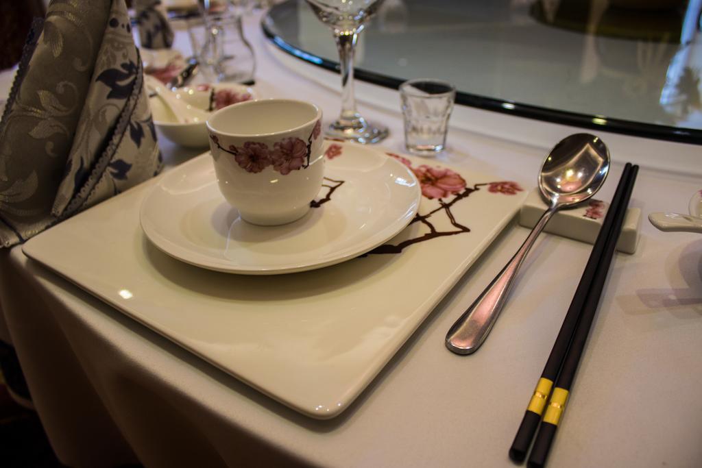 Soluxe Hotel Almaty Luaran gambar