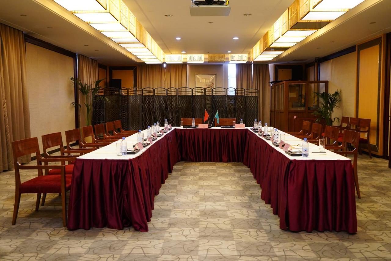 Soluxe Hotel Almaty Luaran gambar